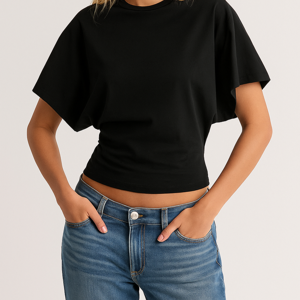 
                  
                    Virella – Stijlvol T-shirt met Vlindermouwen en Slim Fit Taille
                  
                