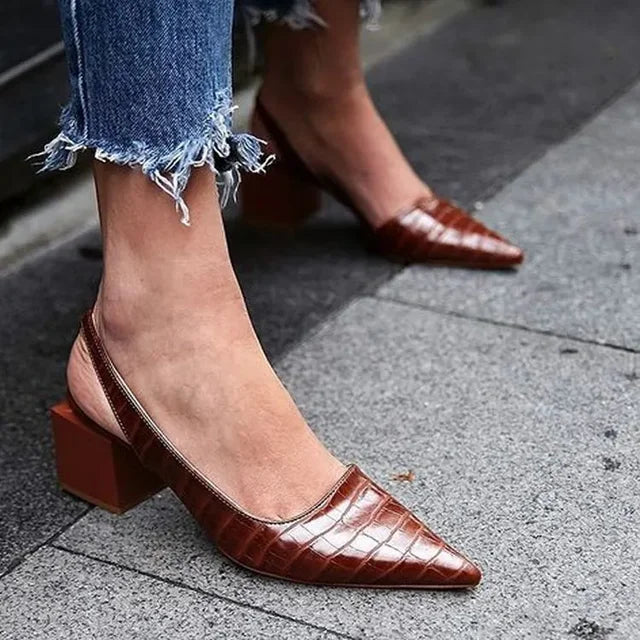 
                  
                    Calynda – Vintage Slingback Pumps met Puntige Neus en Blokhak
                  
                