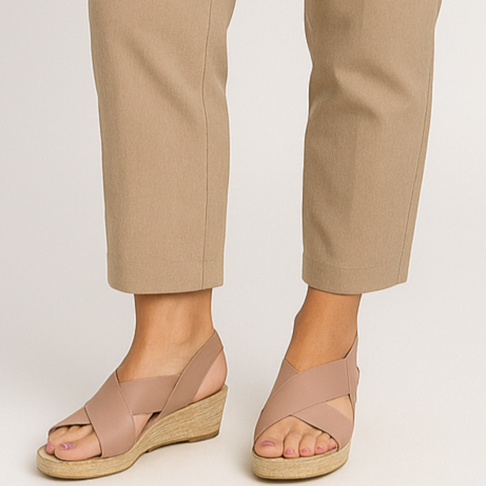 
                  
                    Zorella – Zomerse Sandalen met Ondersteunende Sleehak en Kruisbanddesign - SkinzLine
                  
                