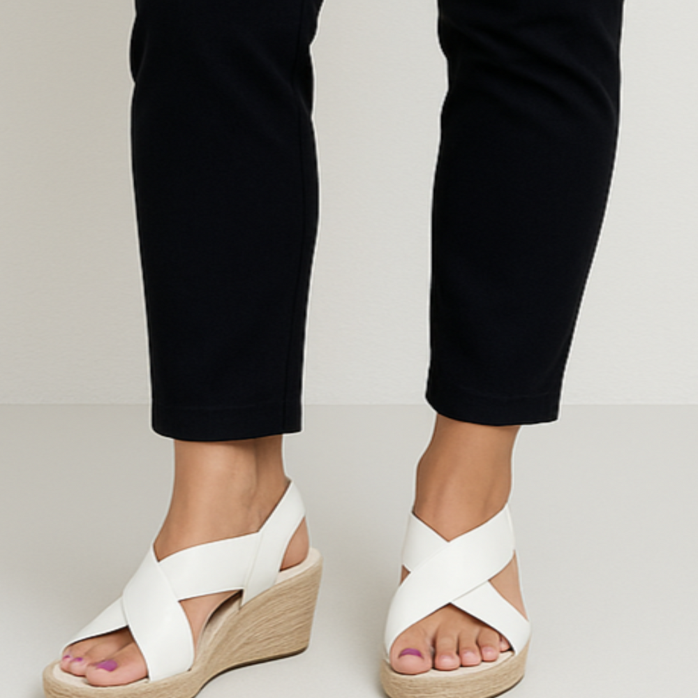 
                  
                    Zorella – Zomerse Sandalen met Ondersteunende Sleehak en Kruisbanddesign - SkinzLine
                  
                