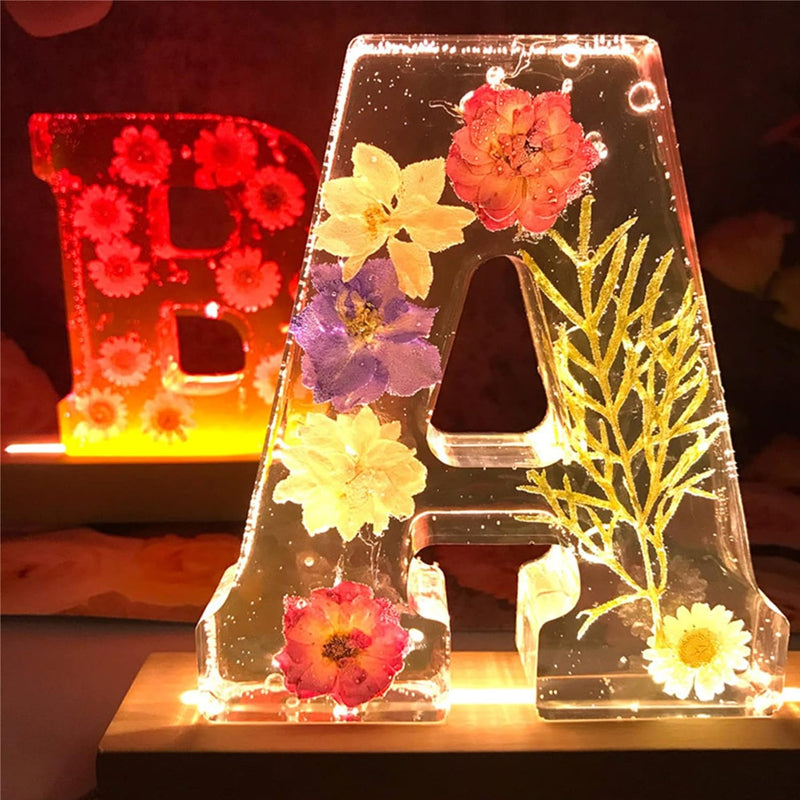 LumiFlair Nachtlampje met Initiaal en Bloemen | Gepersonaliseerd Licht in Hars met Zachte LED-verlichting