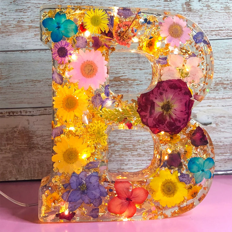 LumiFlair Nachtlampje met Initiaal en Bloemen | Gepersonaliseerd Licht in Hars met Zachte LED-verlichting