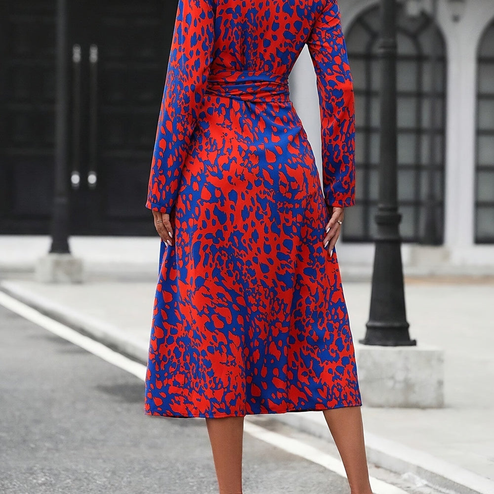 
                  
                    Virella – Elegante Knoopjurk met Lange Mouwen en Allover Print - SkinzLine
                  
                