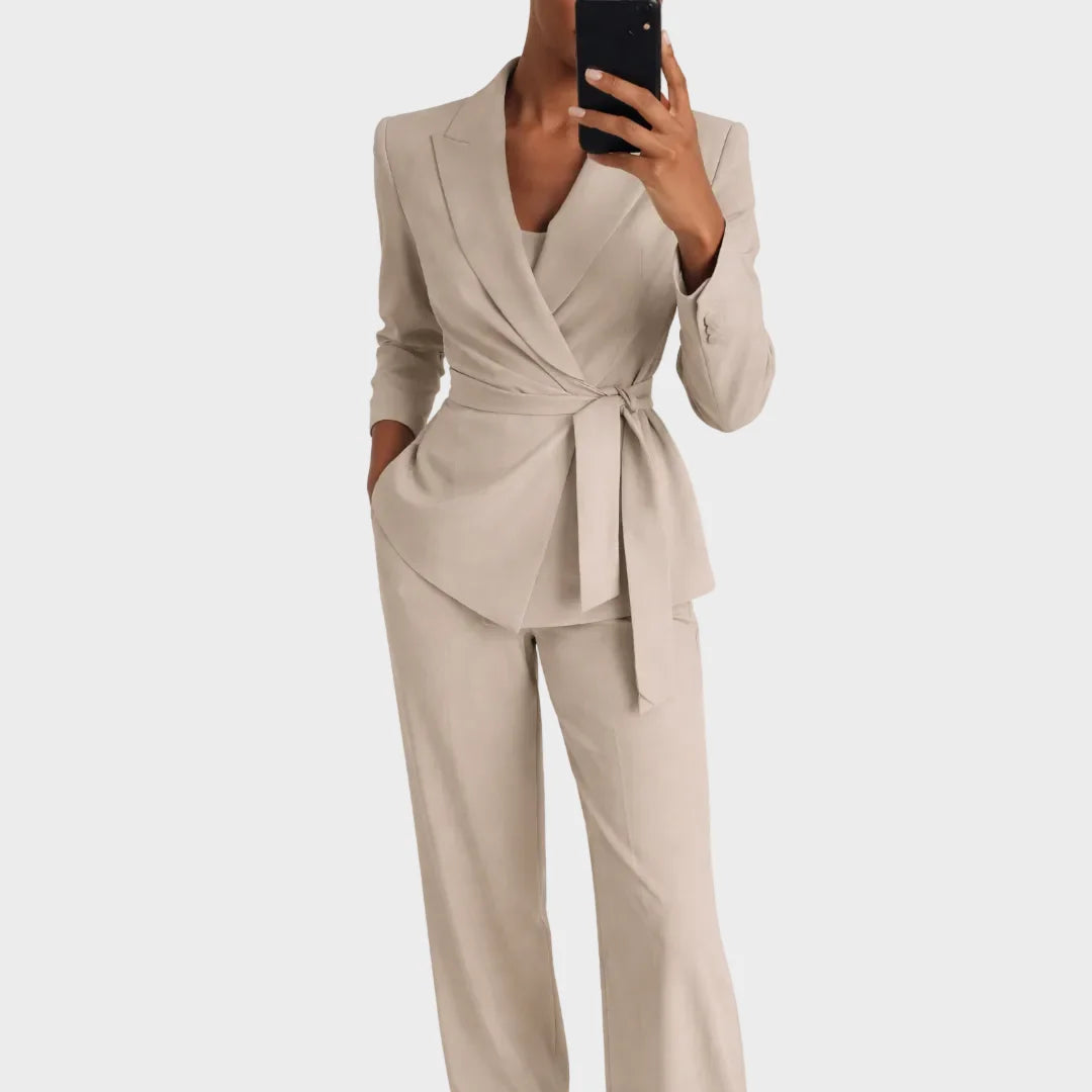 Dames blazer- en broekset met overslag voor en strikceintuur