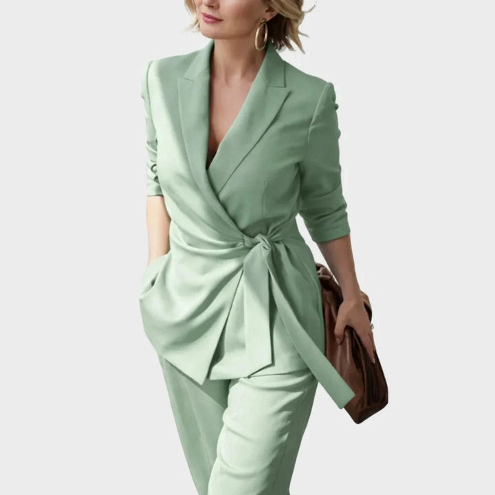 Dames blazer- en broekset met overslag voor en strikceintuur