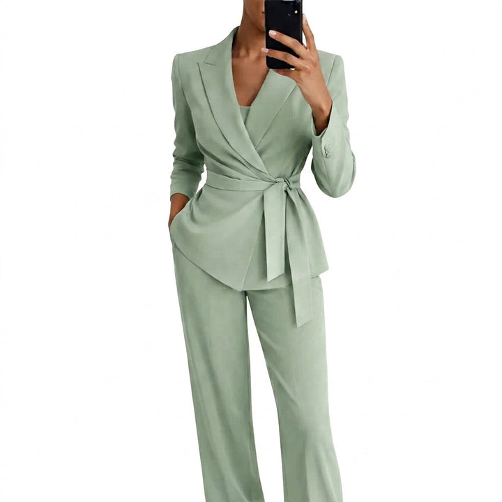 Dames blazer- en broekset met overslag voor en strikceintuur