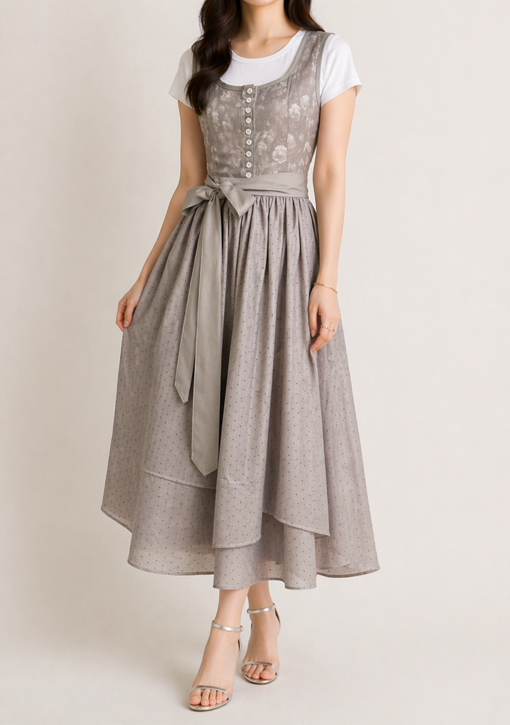 Dames dirndl met rits, kanten mouwen en tailleband.
