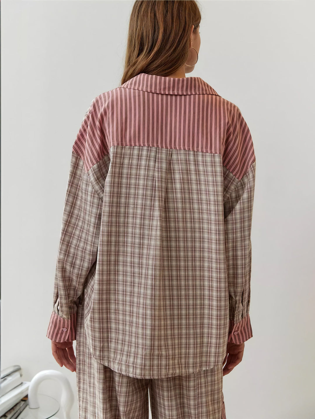 Pyjamaset voor dames met overhemd met knopen en broek met elastische taille