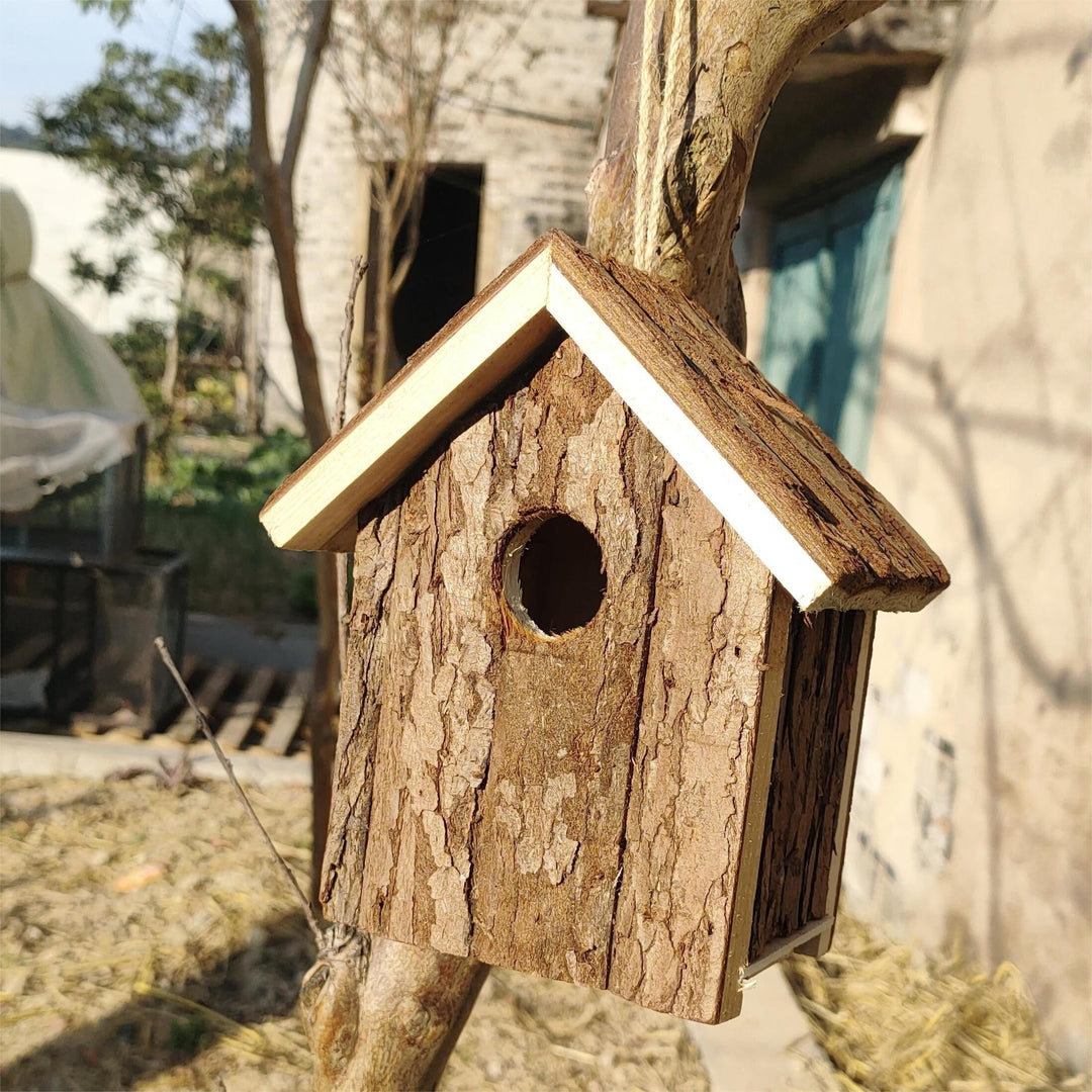 Rustiek Houten Vogelhuisje – Een Gezellig Huis voor de Tuinvogels