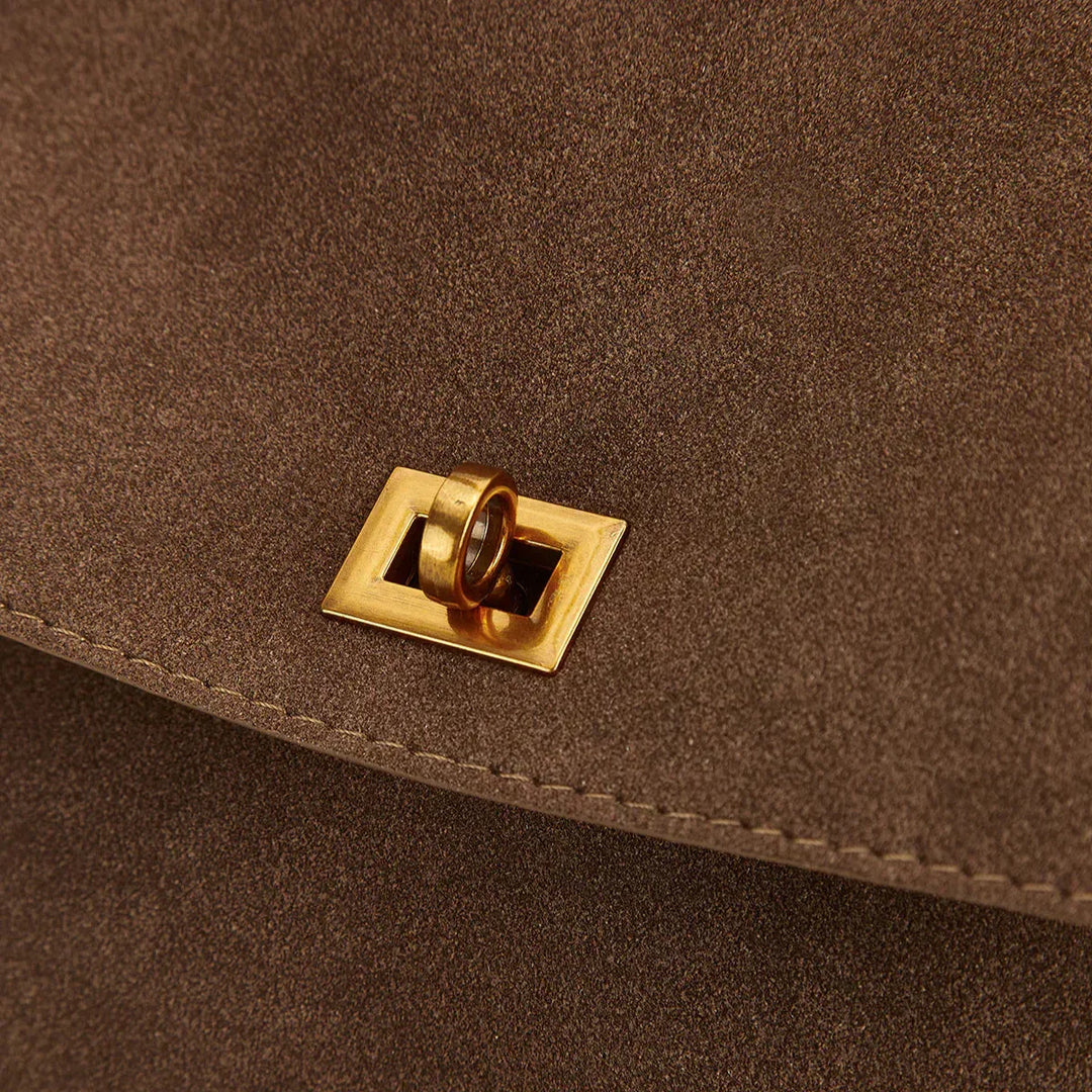 Luxe Schoudertas in Suède met Details in Veganistisch Leer