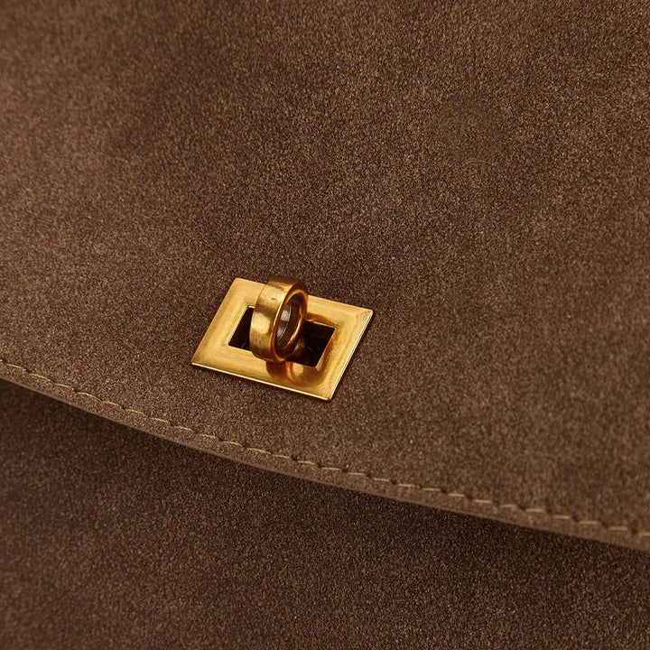 Luxe Schoudertas in Suède met Details in Veganistisch Leer