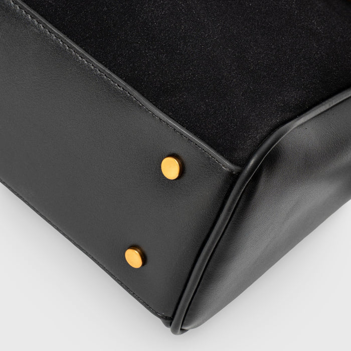 Luxe Schoudertas in Suède met Details in Veganistisch Leer