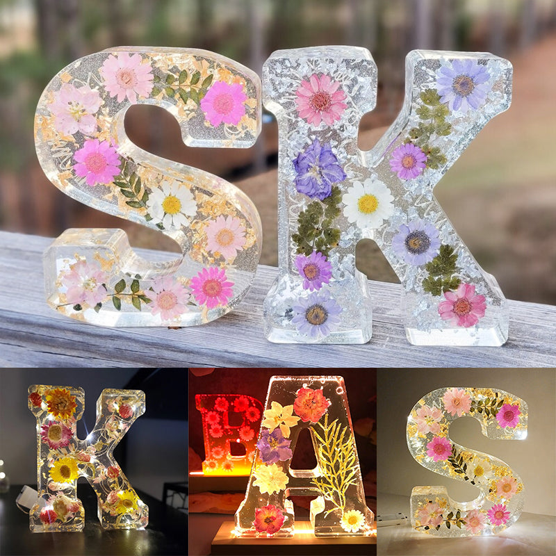 LumiFlair Nachtlampje met Initiaal en Bloemen | Gepersonaliseerd Licht in Hars met Zachte LED-verlichting