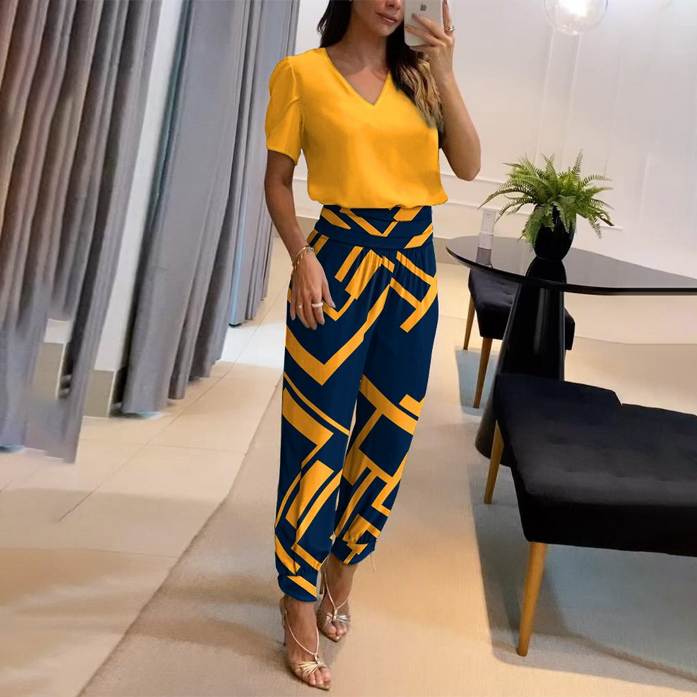 
                  
                    Marivelle – Elegante Damesjumpsuit met V-Hals en Wijde Pijpen - SkinzLine
                  
                