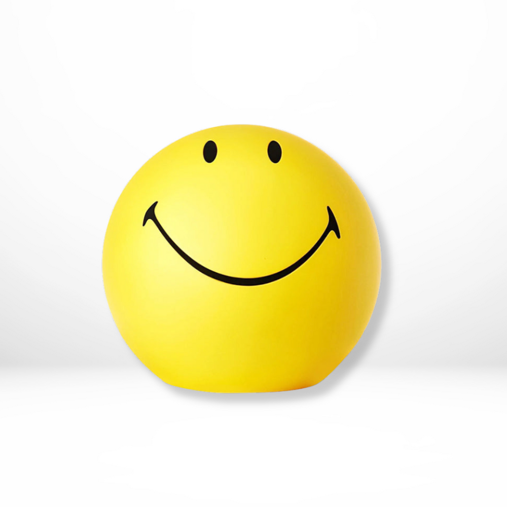 https://cdn.shopify.com/s/files/1/0659/5451/2986/files/gele-dimbare-led-smiley-tafellamp-voor-kinderkamer-decoratie-vrolijk-ontwerp-met-warme-verlichting-v-2.png?v=1753487452