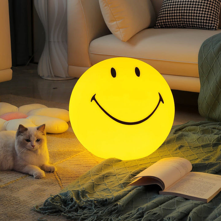 https://cdn.shopify.com/s/files/1/0659/5451/2986/files/gele-dimbare-led-smiley-tafellamp-voor-kinderkamer-decoratie-vrolijk-ontwerp-met-warme-verlichting-v-3.jpg?v=1753487454
