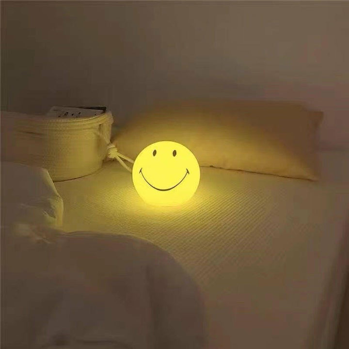 https://cdn.shopify.com/s/files/1/0659/5451/2986/files/gele-dimbare-led-smiley-tafellamp-voor-kinderkamer-decoratie-vrolijk-ontwerp-met-warme-verlichting-v-4.jpg?v=1753487455