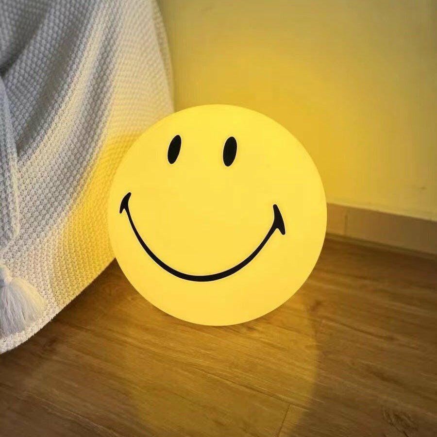 https://cdn.shopify.com/s/files/1/0659/5451/2986/files/gele-dimbare-led-smiley-tafellamp-voor-kinderkamer-decoratie-vrolijk-ontwerp-met-warme-verlichting-v-5.jpg?v=1753487457