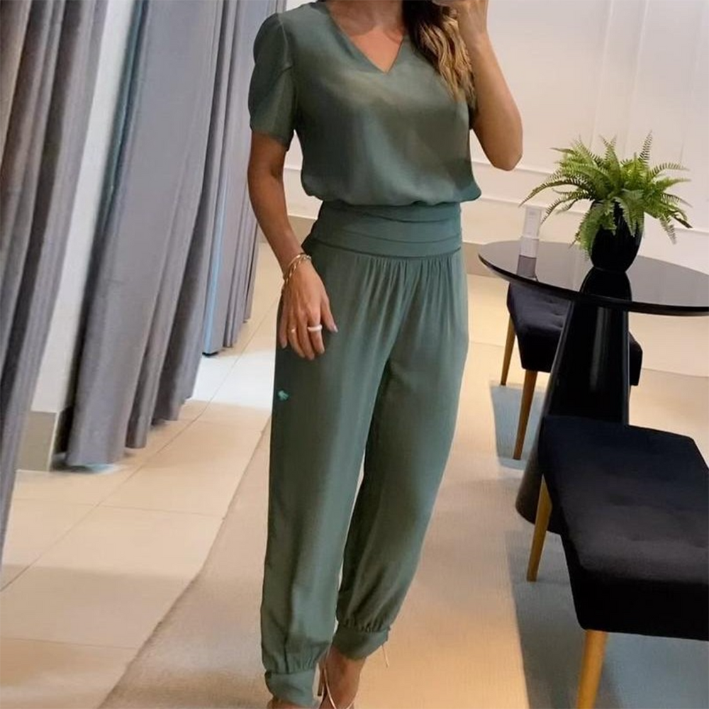 
                  
                    Marivelle – Elegante Damesjumpsuit met V-Hals en Wijde Pijpen - SkinzLine
                  
                