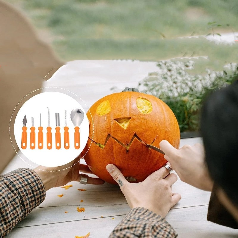 Halloween pompoensnijset en gereedschap met roestvrijstalen messen en getande zaag als benodigdheden