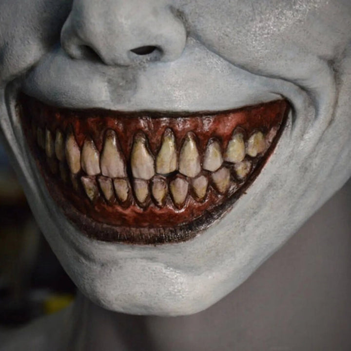 Enge, griezelige Halloween-demonenmasker met scherpe tanden voor feest en cosplay clown