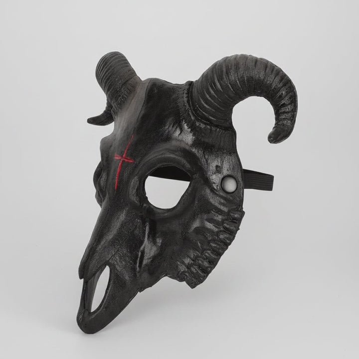 Halloween schedelmasker geitenontwerp met hoorns en omgekeerd kruis voor kostuumfeest en spookhuis