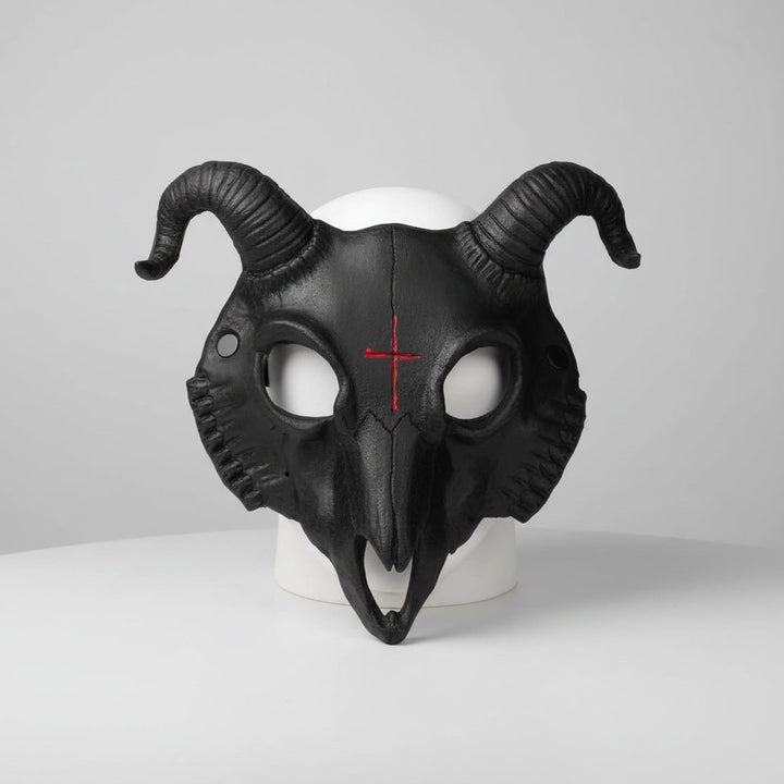 Halloween schedelmasker geitenontwerp met hoorns en omgekeerd kruis voor kostuumfeest en spookhuis