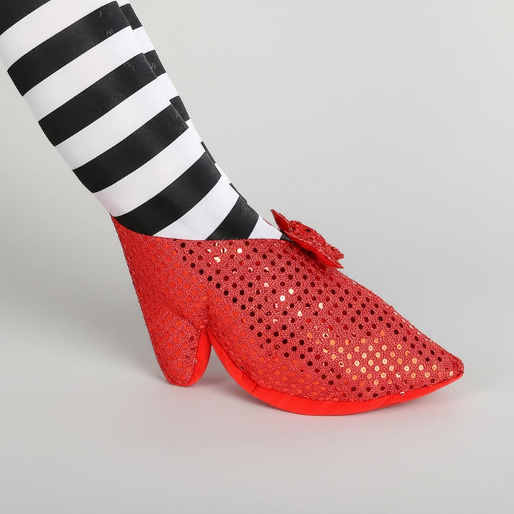 Halloween heksenbenen deurstopper decoratie met gestreepte kousen en rode schoenen