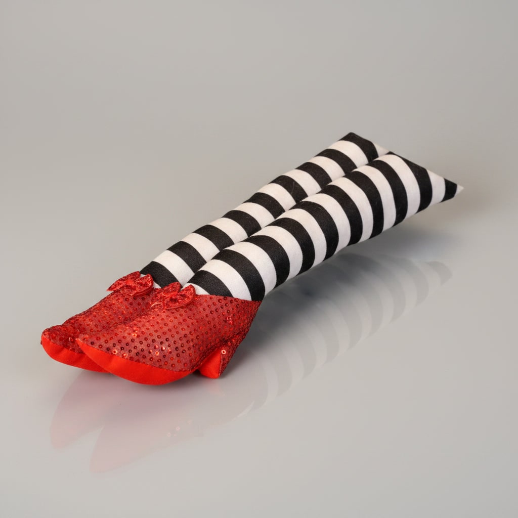 Halloween heksenbenen deurstopper decoratie met gestreepte kousen en rode schoenen