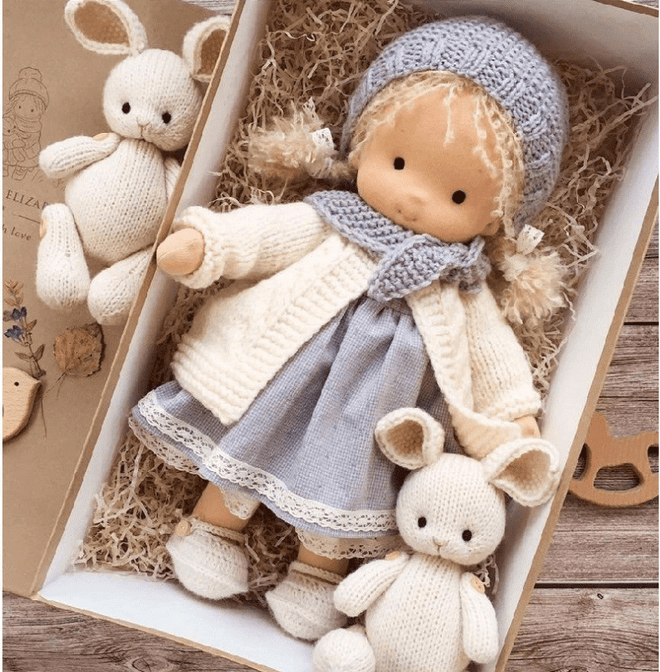 Handgemaakte Waldorf-knuffelpop – Poppi