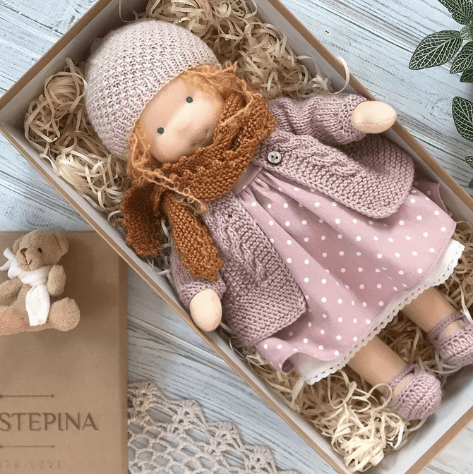 Handgemaakte Waldorf-knuffelpop – Poppi