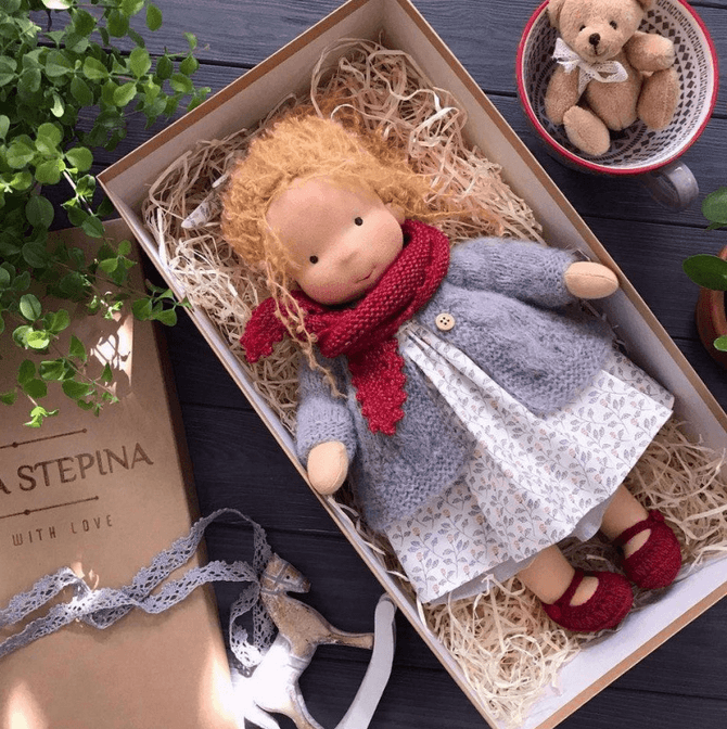 Handgemaakte Waldorf-knuffelpop – Poppi