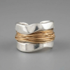 Zilveren Ring Met Gewikkelde Gouden Draad Accenten