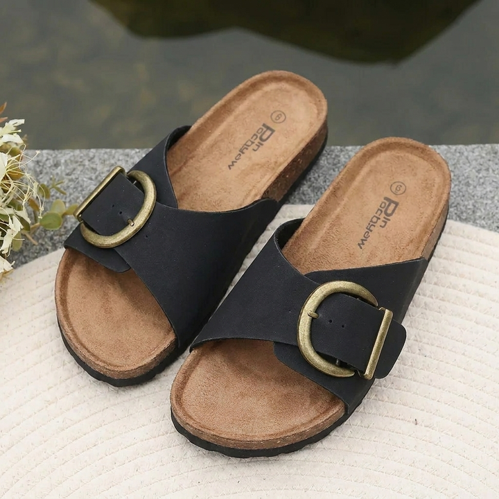 Open-Toe Slide Sandal Met Buckle Detail