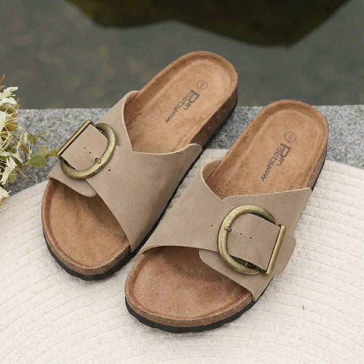 Open-Toe Slide Sandal Met Buckle Detail