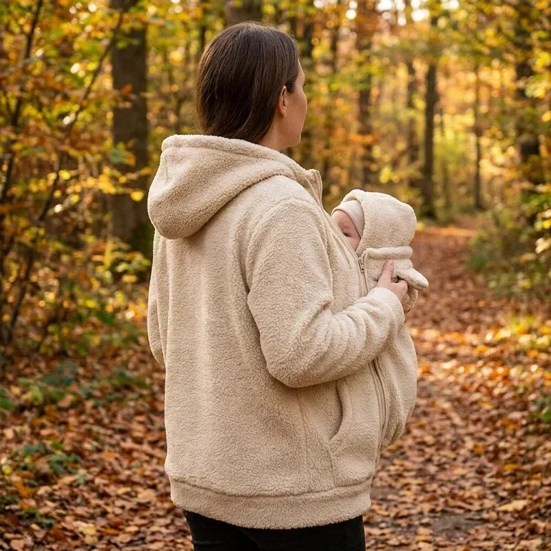 Knusse fleece hoodie om een baby in te dragen met voorvak
