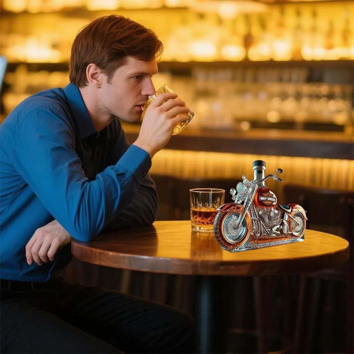 Whiskeykaraf in de Vorm van een Harley Motor voor de Thuisbar