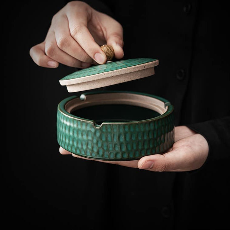 Handgemaakte asbak van keramiek met houten deksel, 12,5 cm