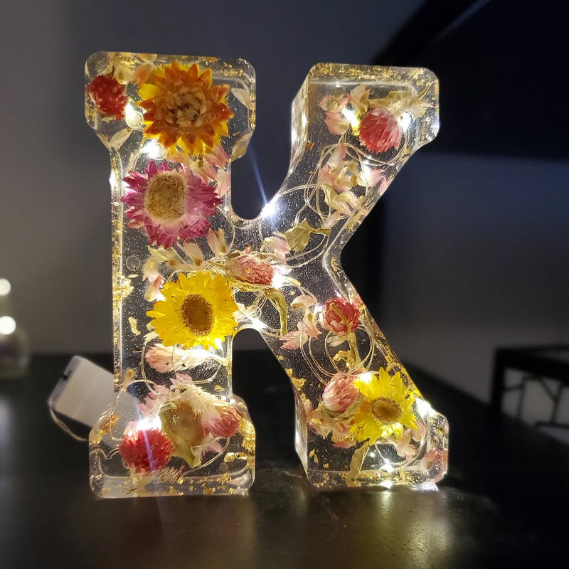 LumiFlair Nachtlampje met Initiaal en Bloemen | Gepersonaliseerd Licht in Hars met Zachte LED-verlichting
