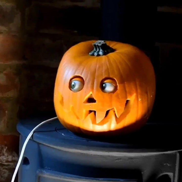 Halloween-pompoenlantaarn decoratie met animatronic bewegende ogen voor enge feestrekwisieten