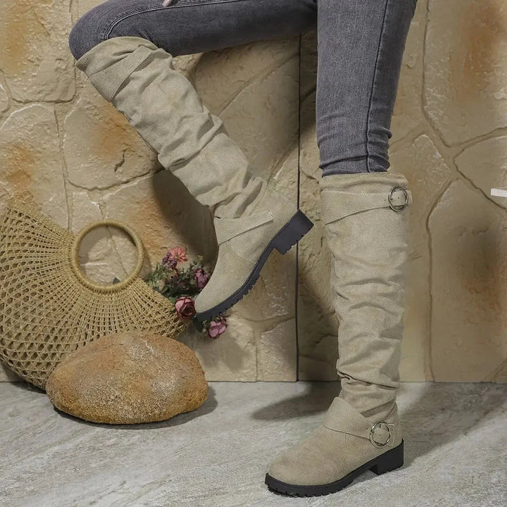 Slouchy kniehoge laarzen met gespdetail