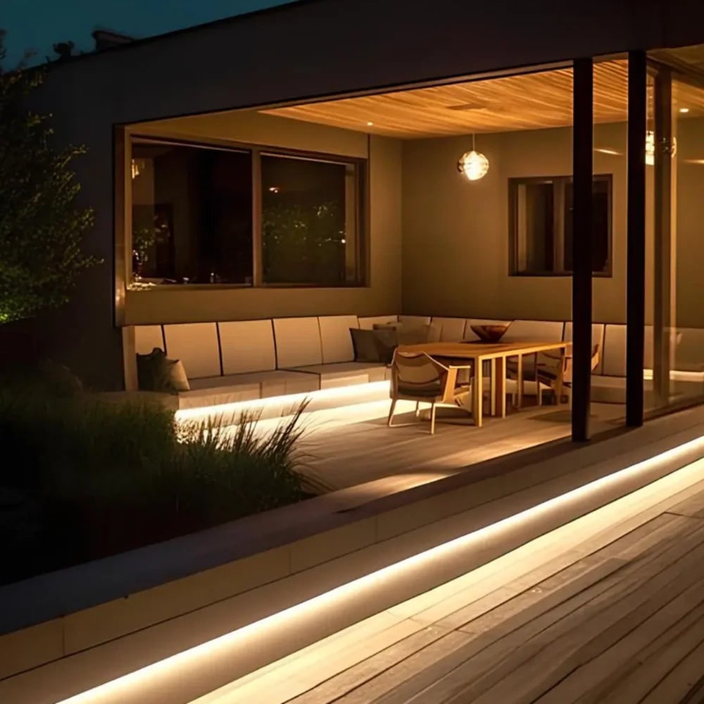 Ledstrip met bewegingssensor en geactiveerde verlichting voor slaapkamer, tape onder kast