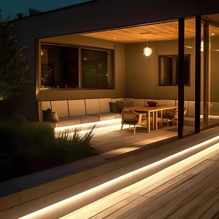 Ledstrip met bewegingssensor en geactiveerde verlichting voor slaapkamer, tape onder kast