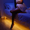 Ledstrip met bewegingssensor en geactiveerde verlichting voor slaapkamer, tape onder kast