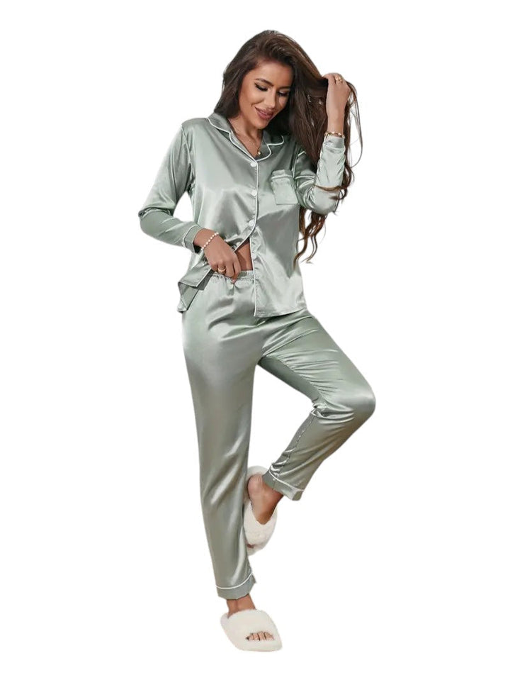 https://cdn.shopify.com/s/files/1/0659/5451/2986/files/luxe-satijnen-dames-pyjamaset-met-glanzende-afwerking-zijdeachtige-textuur-en-elegante-uitstraling-v-13.jpg?v=1753542692