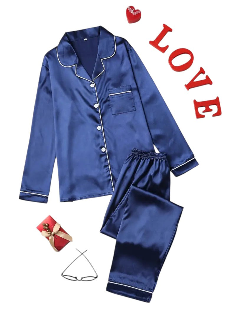 https://cdn.shopify.com/s/files/1/0659/5451/2986/files/luxe-satijnen-dames-pyjamaset-met-glanzende-afwerking-zijdeachtige-textuur-en-elegante-uitstraling-v-4.jpg?v=1753542692