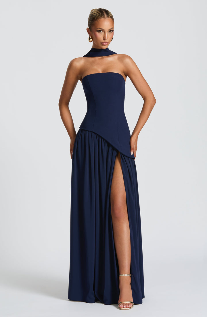 Schouderloze, elegante maxi-jurk met geplisseerde rok en split op het bovenbeen