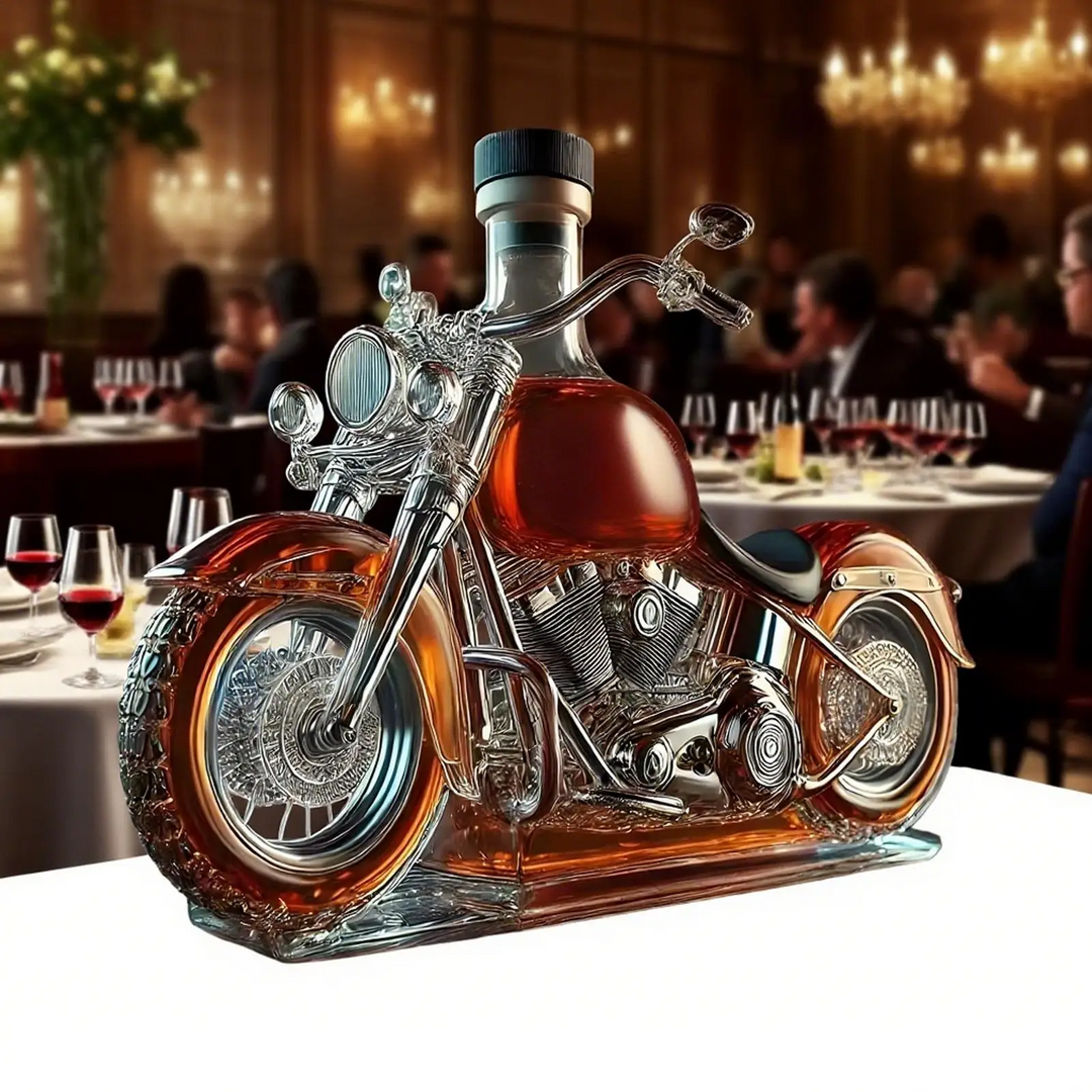Glazen motorfiets-whiskykaraf met zwarte dop en gevormde motordetails, op maat