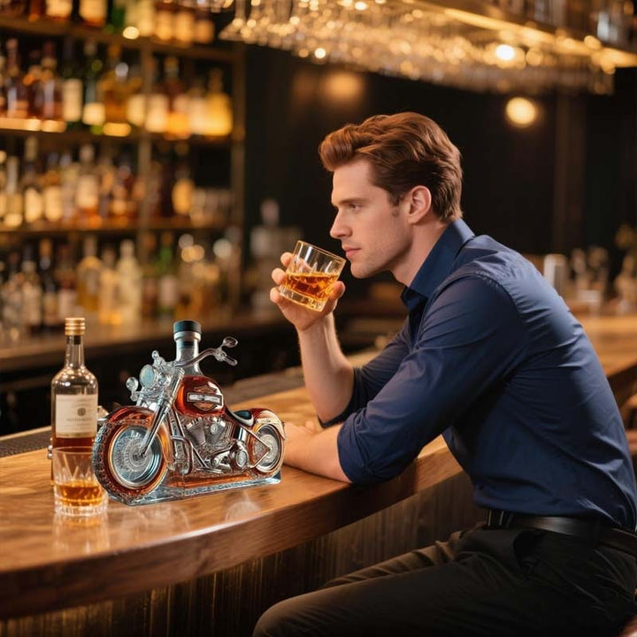 Glazen motorfiets-whiskykaraf met zwarte dop en gevormde motordetails, op maat