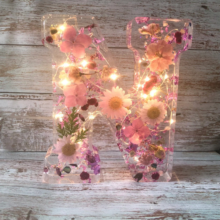 LumiFlair Nachtlampje met Initiaal en Bloemen | Gepersonaliseerd Licht in Hars met Zachte LED-verlichting